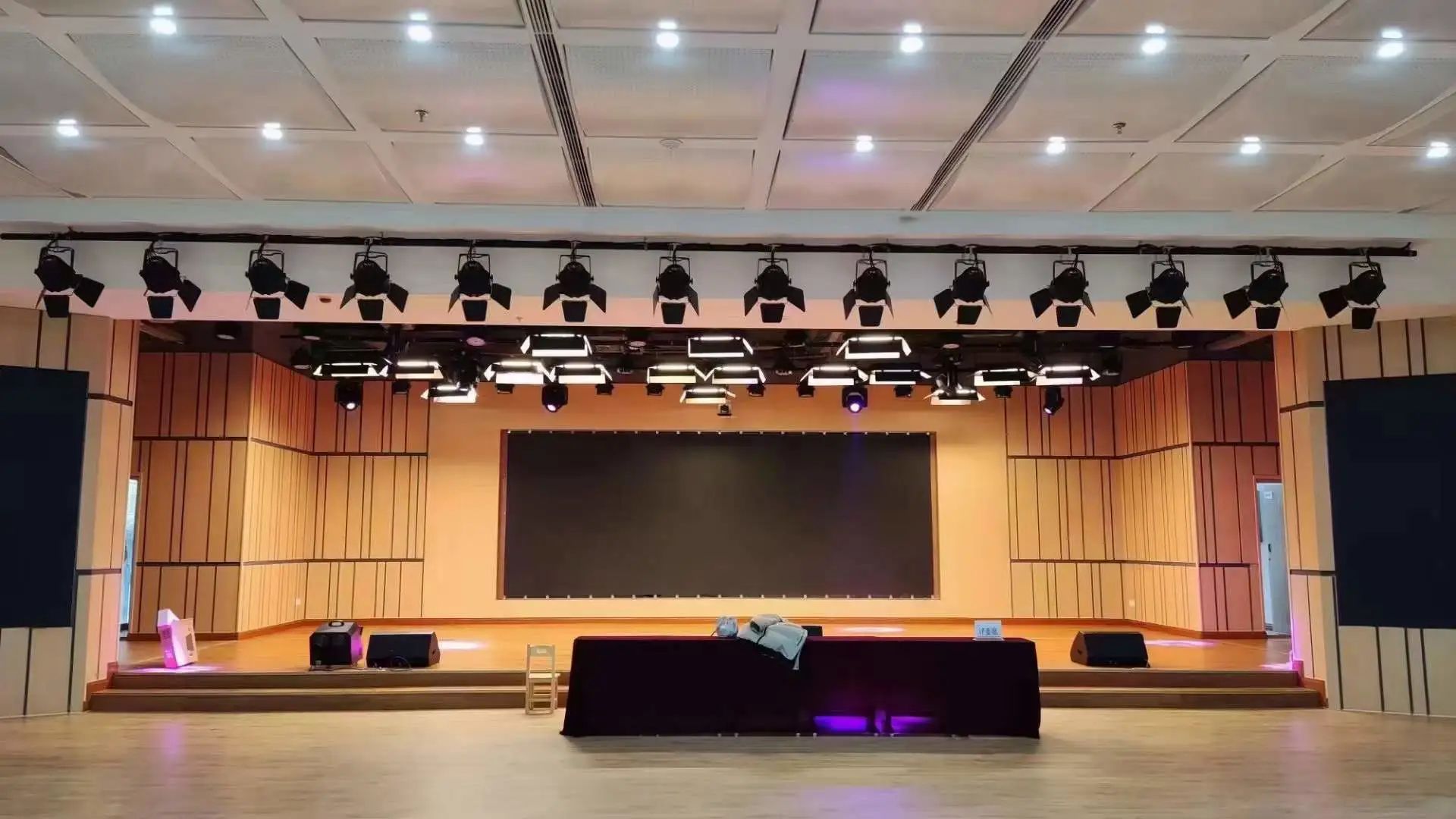 mg不朽情缘专业灯光音响扩声系统工程产品效劳于某学校礼堂！